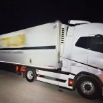 На трасі Київ–Чоп поблизу Бродів автобус Scania збив 38-річного пішохода, якого відкинуло під дві вантажівки. Чоловік загинув на місці. Поліція відкрила кримінальне провадження за фактом ДТП.