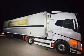 На трасі Київ–Чоп поблизу Бродів автобус Scania збив 38-річного пішохода, якого відкинуло під дві вантажівки. Чоловік загинув на місці. Поліція відкрила кримінальне провадження за фактом ДТП.