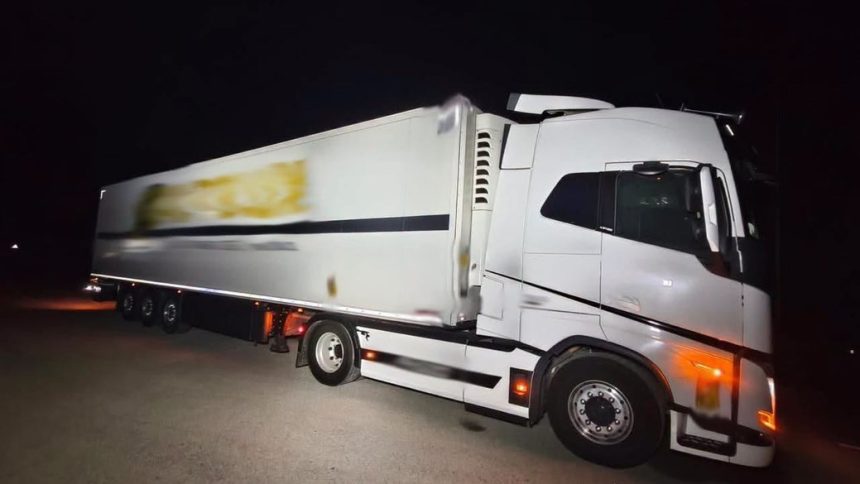 На трасі Київ–Чоп поблизу Бродів автобус Scania збив 38-річного пішохода, якого відкинуло під дві вантажівки. Чоловік загинув на місці. Поліція відкрила кримінальне провадження за фактом ДТП.