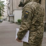 У Львові під час виконання службових обов’язків загинув 55-річний молодший сержант Олександр Боднар. Слідство встановило обставини нападу, а 25-річному львів’янину оголосили підозру.