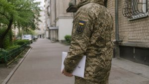 У Львові під час виконання службових обов’язків загинув 55-річний молодший сержант Олександр Боднар. Слідство встановило обставини нападу, а 25-річному львів’янину оголосили підозру.