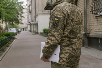 У Львові під час виконання службових обов’язків загинув 55-річний молодший сержант Олександр Боднар. Слідство встановило обставини нападу, а 25-річному львів’янину оголосили підозру.
