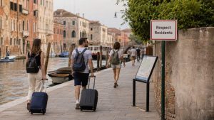 Європейські міста проти туристів посилюють правила: у Венеції діяв платний вхід, Барселона підвищила туристичні збори, Амстердам і Флоренція обмежили короткострокову оренду.