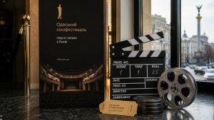 Одеський кінофестиваль 2026 стартує у Києві 27 серпня. Першими покажуть «Беллу», «Ліс», «Смараґду» та Milk Teeth. Дати, локації, програма, квитки й головні події 17-го ОМКФ.