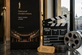 Одеський кінофестиваль 2026 стартує у Києві 27 серпня. Першими покажуть «Беллу», «Ліс», «Смараґду» та Milk Teeth. Дати, локації, програма, квитки й головні події 17-го ОМКФ.