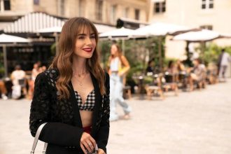 Netflix назвав дату виходу 6 сезону «Емілі в Парижі». Фінальні епізоди вийдуть 24 грудня 2026 року. Що відомо про сюжет, Грецію, Париж, Габріеля, Мінді та акторський склад серіалу.
