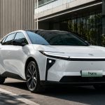 Toyota bZ5 2027 вийшла в Китаї: FAW Toyota знизила акційну ціну до 109 800 юанів, оновила Toyota Pilot з Momenta 6.0 та зберегла запас ходу 550–630 км за циклом CLTC. Модель доступна у шести версіях.