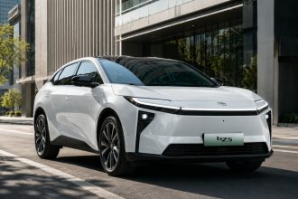 Toyota bZ5 2027 вийшла в Китаї: FAW Toyota знизила акційну ціну до 109 800 юанів, оновила Toyota Pilot з Momenta 6.0 та зберегла запас ходу 550–630 км за циклом CLTC. Модель доступна у шести версіях.