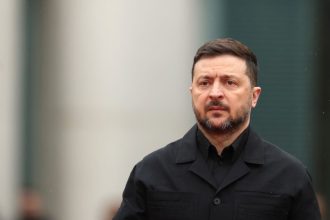 Зеленський поставив завдання збільшити кількість далекобійних дронів до 1000 на добу. Що відомо про рішення Ставки, deep strike, перехоплювачі, Новоросійськ та фінансування ОПК у 2026 році в Україні.