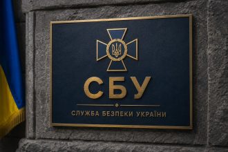 СБУ повідомила про заочну підозру 49-річній жительці Антрацита у держзраді та колабораційній діяльності. За даними слідства, вона очолила окупаційний центр зайнятості «лнр»