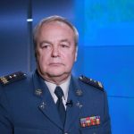 Ігор Романенко запропонував скасувати дозвіл на виїзд чоловіків 18–22 років і залучати молодь до роботи на оборонних підприємствах. Що означає ідея «трудового фронту» в Україні.