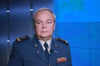 Ігор Романенко запропонував скасувати дозвіл на виїзд чоловіків 18–22 років і залучати молодь до роботи на оборонних підприємствах. Що означає ідея «трудового фронту» в Україні.