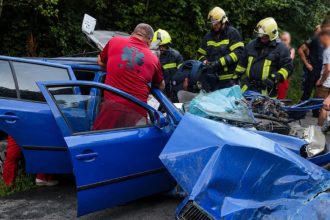 Поблизу Стебника на Львівщині зіткнулися рейсовий автобус і Skoda. Водія легковика деблокували рятувальники та передали медикам. Поліція встановлює детальні обставини цієї аварії.