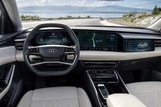 Аudi Q9 2027 отримав систему керування без рук SAE Level 2. Як працює Adaptive Driving Assistant Plus, де доступна технологія, які має обмеження та як контролює увагу водія на автомагістралі у дорозі