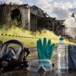 Витік аміаку після удару: як розпізнати небезпеку, куди рухатися, як захистити дихання, надати першу допомогу та коли негайно викликати 103 після різкого запаху в повітрі. Дії вдома й на вулиці. 24/7