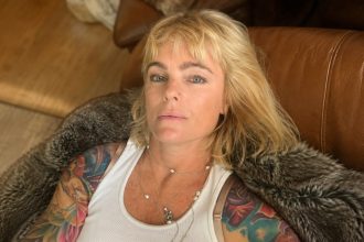 56-річна Еріка Еленіак із «Рятувальників Малібу» запустила OnlyFans. Акторка розповіла про особисті фото й відео, пляжний контент і кадри, які планує публікувати для підписників платформи.