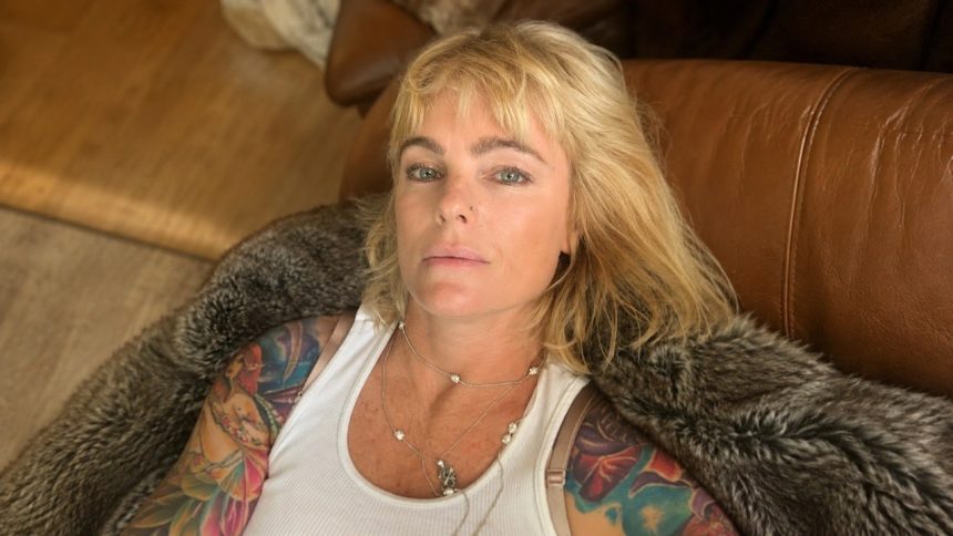 56-річна Еріка Еленіак із «Рятувальників Малібу» запустила OnlyFans. Акторка розповіла про особисті фото й відео, пляжний контент і кадри, які планує публікувати для підписників платформи.
