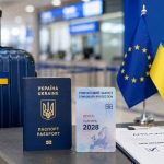 ЄС змінив правила тимчасового захисту для українців: нові заявники мають підтверджувати виконання військових обов’язків. Кого стосуються зміни, які документи приймають та що діє до 2028 року.