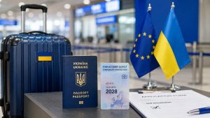 ЄС змінив правила тимчасового захисту для українців: нові заявники мають підтверджувати виконання військових обов’язків. Кого стосуються зміни, які документи приймають та що діє до 2028 року.