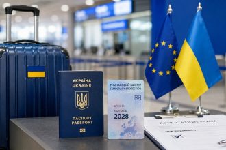 ЄС змінив правила тимчасового захисту для українців: нові заявники мають підтверджувати виконання військових обов’язків. Кого стосуються зміни, які документи приймають та що діє до 2028 року.