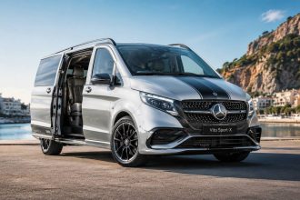 Mercedes Vito Sport-X 2026 дебютував у Британії: спортивний дизайн, 190-сильний дизель, 9-ступінчастий автомат, кузови L2 і L3 та ціна від £56 995. Деталі новинки, оснащення й старт замовлень восени.