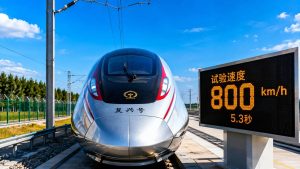 Китайський маглев у лабораторії Donghu в Хубеї розігнали до 800 км/год за 5,3 секунди. Що відомо про рекорд, 1-км тестову трасу, гальмування та можливі сфери застосування технології.