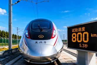 Китайський маглев у лабораторії Donghu в Хубеї розігнали до 800 км/год за 5,3 секунди. Що відомо про рекорд, 1-км тестову трасу, гальмування та можливі сфери застосування технології.