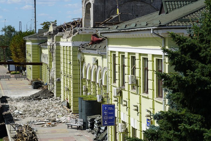 Росія вдарила по станції Лозова: загинули двоє залізничників, восьмеро людей поранені