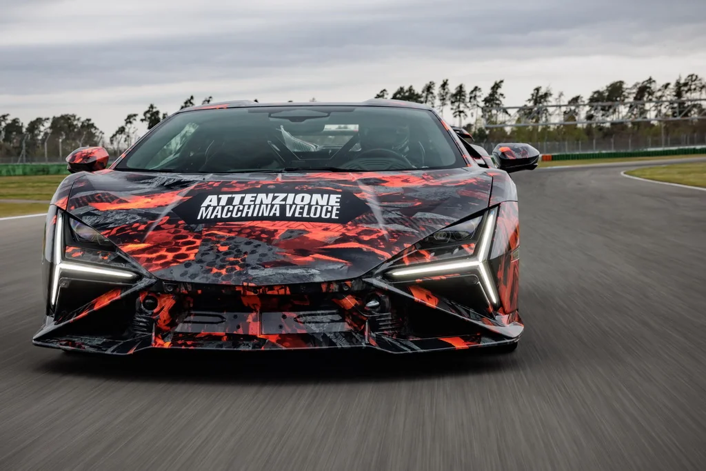 Lamborghini Revuelto SV встановила рекорд кола на Гоккенгаймринзі: 1:41,6 із Марко Мапеллі. Прем’єра суперкара відбудеться 14 серпня на The Quail під час Monterey Car Week 2026. Усі факти про рекорд.
