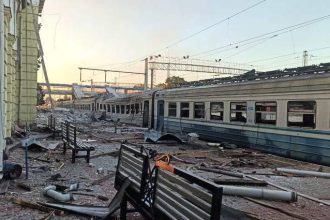 Росія атакувала залізничну станцію Лозова на Харківщині: двоє залізничників загинули, восьмеро людей поранені. Відомі деталі удару, стан постраждалих і зміни в русі поїздів. Станом на 6 серпня 2026.!