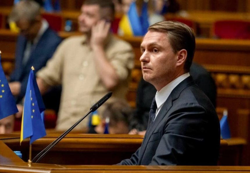 Верховна Рада 15 вересня підтримала звільнення генпрокурора Руслана Кравченка. За постанову №16064 проголосували 317 депутатів. Що передувало голосуванню та яке рішення ухвалив парламент України.