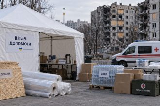 Після атаки РФ 9 вересня у Дарницькому районі Києва працюють штаби допомоги, ДСНС, медики й психологи. Що відомо про 24-поверхівку, постраждалих, пошкоджене житло та допомогу киянам.