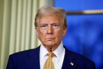Трамп пообіцяв виплатити по $5 тисяч дорослим американцям, якщо республіканці втримають Палату представників і Сенат на виборах 3 листопада. Що відомо про «дивіденди Трампа» і їхню вартість для США.