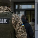 Чи можуть працівники ТЦК застосовувати зброю проти цивільних: що передбачають Статут ЗСУ та Кримінальний кодекс, коли дозволена необхідна оборона, які є підстави та межі за законом України 2026 року.