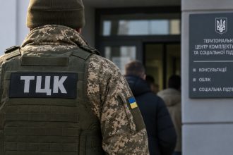 Чи можуть працівники ТЦК застосовувати зброю проти цивільних: що передбачають Статут ЗСУ та Кримінальний кодекс, коли дозволена необхідна оборона, які є підстави та межі за законом України 2026 року.