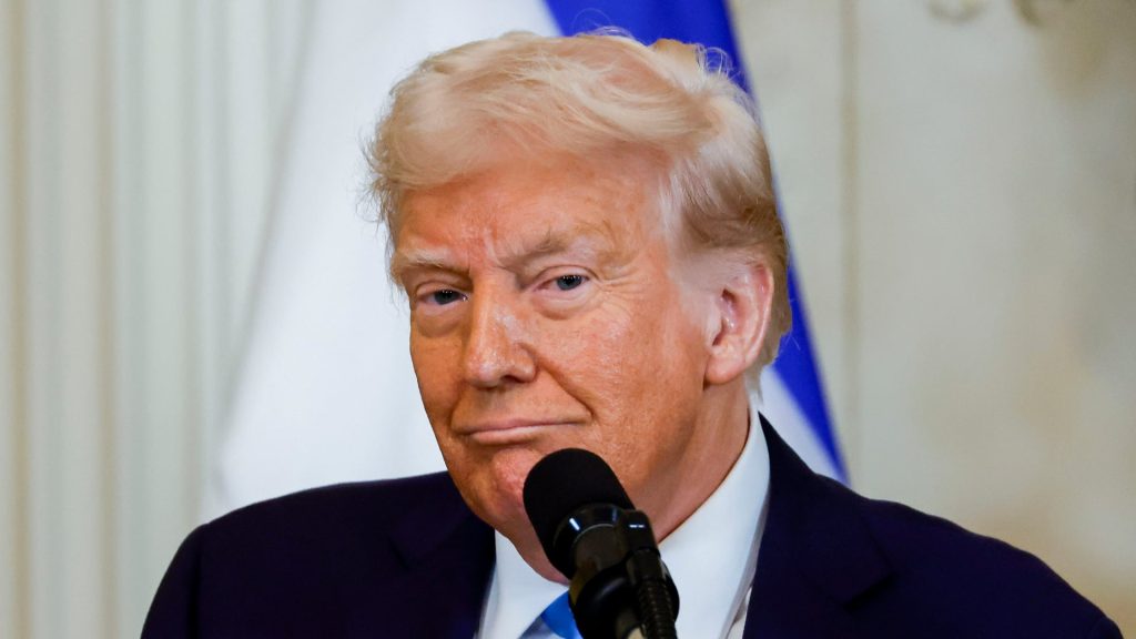 Трамп заявив про проблеми Росії з дизпаливом після ударів по НПЗ