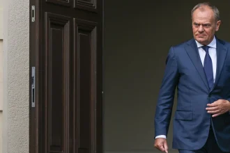 Дональд Туск заявив, що війна Росії проти України входить у вирішальну фазу. Польща готується до різних сценаріїв через удари біля кордону та ризики для східного флангу НАТО. У найближчі важкі місяці