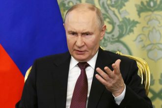Мирні переговори України й Росії знову опинилися під питанням: після візиту посланців Трампа Москва відновила удари, а позиції сторін щодо територій і безпеки залишилися далекими.