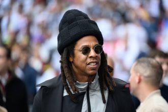 HBO випустить документальний серіал JAŸ-Z IN 8 про Jay-Z і Ріка Рубіна. Прем’єра — 18 вересня 2026 року: 8 епізодів про пісні, тексти, творчий процес і 30 років кар’єри репера. Деталі релізу HBO Max.