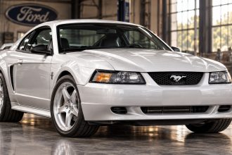 Ford повернув до життя унікальний Mustang Boss 351 V10, створений 25 років тому. Після реставрації прототип показав понад 510 к.с. на колесах і знову став частиною історії марки. У США 2026.