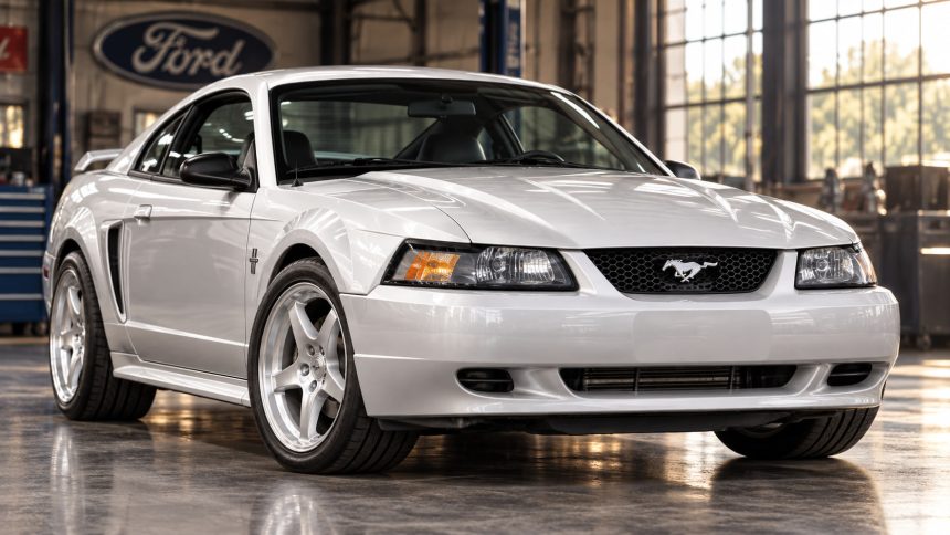 Ford повернув до життя унікальний Mustang Boss 351 V10, створений 25 років тому. Після реставрації прототип показав понад 510 к.с. на колесах і знову став частиною історії марки. У США 2026.