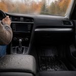 Запітніває лобове скло восени: як відрізнити зайву вологу в салоні від забитого фільтра чи несправного кондиціонера, швидко прибрати туман і зрозуміти, коли потрібна діагностика на СТО.