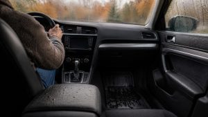 Запітніває лобове скло восени: як відрізнити зайву вологу в салоні від забитого фільтра чи несправного кондиціонера, швидко прибрати туман і зрозуміти, коли потрібна діагностика на СТО.