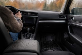 Запітніває лобове скло восени: як відрізнити зайву вологу в салоні від забитого фільтра чи несправного кондиціонера, швидко прибрати туман і зрозуміти, коли потрібна діагностика на СТО.