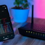 Домашній Wi-Fi сповільнюється ввечері: як перевірити завантажені канали 2,4 і 5 ГГц, відрізнити проблеми роутера від мережі провайдера та зрозуміти, коли заміна техніки не допоможе.
