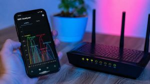 Домашній Wi-Fi сповільнюється ввечері: як перевірити завантажені канали 2,4 і 5 ГГц, відрізнити проблеми роутера від мережі провайдера та зрозуміти, коли заміна техніки не допоможе.