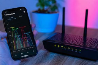 Домашній Wi-Fi сповільнюється ввечері: як перевірити завантажені канали 2,4 і 5 ГГц, відрізнити проблеми роутера від мережі провайдера та зрозуміти, коли заміна техніки не допоможе.