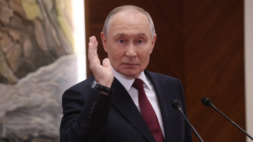 Путін відвідав спірний острів Ітуруп, після чого Японія заявила протест. Що відбувається навколо Курильських островів, чому Немуро залежить від Росії та чому мирного договору досі немає.